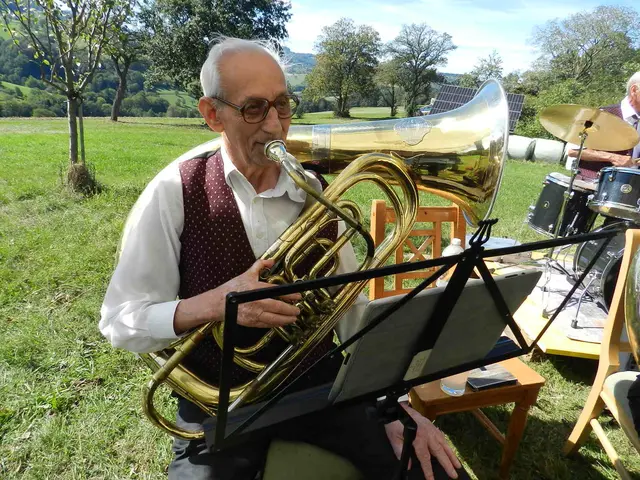Rotten steiner Josef liebt Musik und ist seit Anfang  bei den Hochstrassner dabei | Foto: Heribert Punz