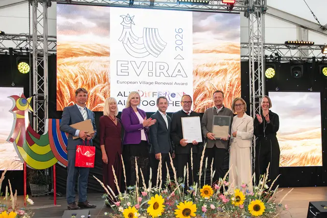 Auf großer Bühne in Tschechien: Cedric Klose (Tiroler Wohnbau), Bgm. Benno Erhard und GR Norbert Pfleger mit dem Präsidium der Europäischen ARGE Landentwicklung und Dorferneuerung unter Landeshauptfrau Johanne Mikl-Leitnerder und der Jury-Vorsitzenden Nadja Häupl (re.)  | Foto:  Foto Hofer
