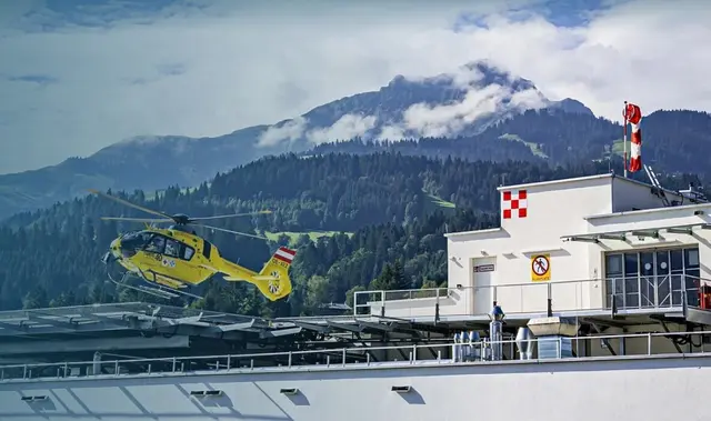 Nach der Erstversorgung wurde die verletzte Frau mit dem Notarzthubschrauber in das Bezirkskrankenhaus St. Johann in Tirol geflogen. (Archivbild)
 | Foto: BKH St. Johann
