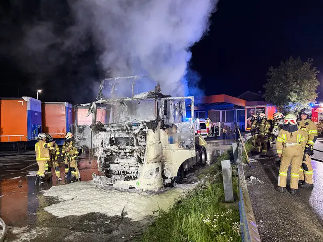 In Achenkirch ist in der Nacht auf Sonntag eine geparkte Zugmaschine in Brand geraten. | Foto: zoom.tirol