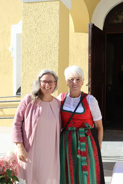 Beatrix Bartl ist Mesnerin in der Pfarrkirche Zams, am Bild ist sie mit Annemarie Mungenast, die ebenfalls Mesnerin ist und den Altar vor der Pfarrkirche schön geschmückt hat.  | Foto: Elisabeth Zangerl