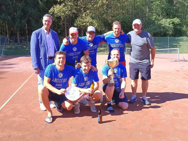 v.l.n.r.: stehend: Bürgermeister Mag. Thomas Novoszel, Lukas Kantauer, Obmann-Stellvertreter Sandro Knor, Sebastian Pallanich, Obmann Peter Graf; hockend: Alexander Neubauer, Sandro Csencsits und Pascal Plank.