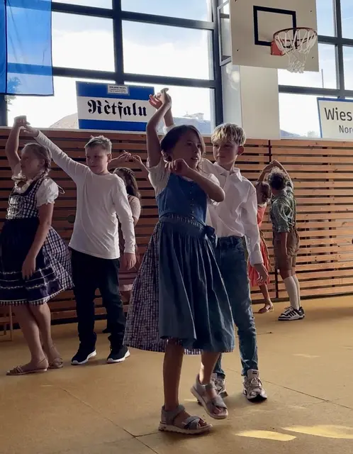 Auch die Wiesener Volksschülerinnen und Schüler begeisterten das Publikum mit ihrer Tanzeinlage.  | Foto: MeinBezirk/Barbara Babonitsch-Diewald