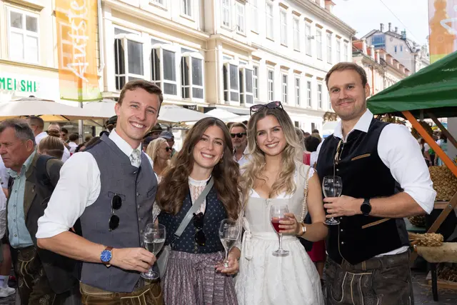 Die Besucherinnen und Besucher lachten mit der Sonne um die Wette.  | Foto: Konstantinov