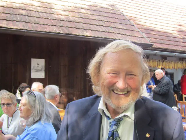 Gerhard Kisser vor dem Ensemble, das mittlerweise aus 36 Objekten besteht.