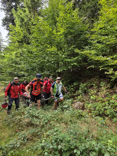 Die Bergretter trugen die verletzte Frau durch unwegsames Gelände zum Rettungswagen.  | Foto: Bergrettung Böhmerwald