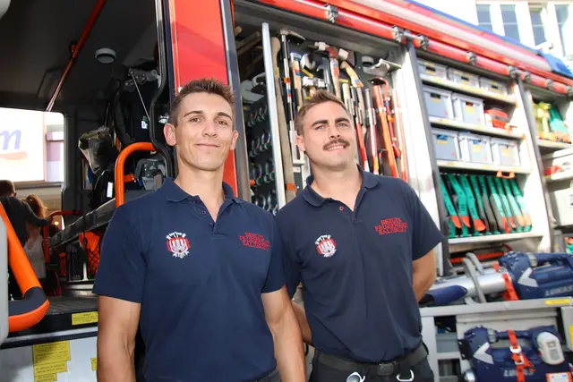 Berufsfeuerwehr: Markus und Patrik präsentierten das Einsatzfahrzeug.
