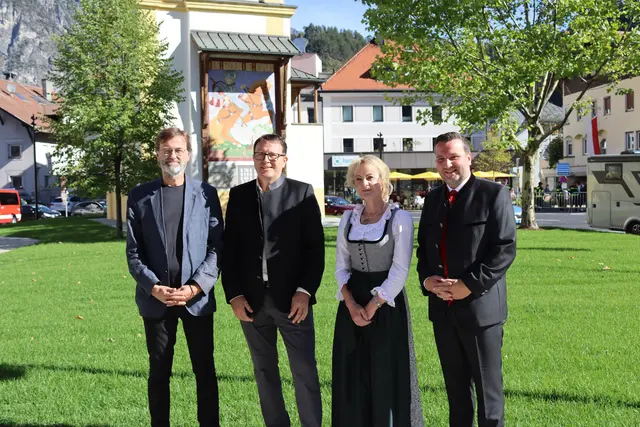 Die Architekten Harald Kröpfl und Michael Goidinger mit Pfarrökonomin Astrid Hesche und Bürgermeister Benedikt Lentsch, (v.l.).  | Foto: Elisabeth Zangerl