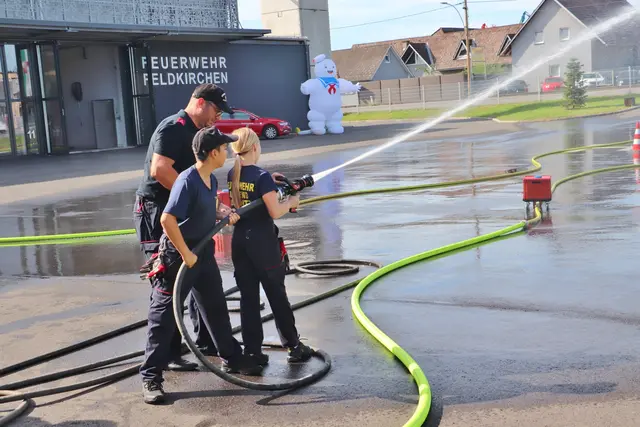 Die Feuerwehrjugend aus dem Abschnitt 7 durfte die Gerätschaften der FF Feldkirchen ausprobieren.