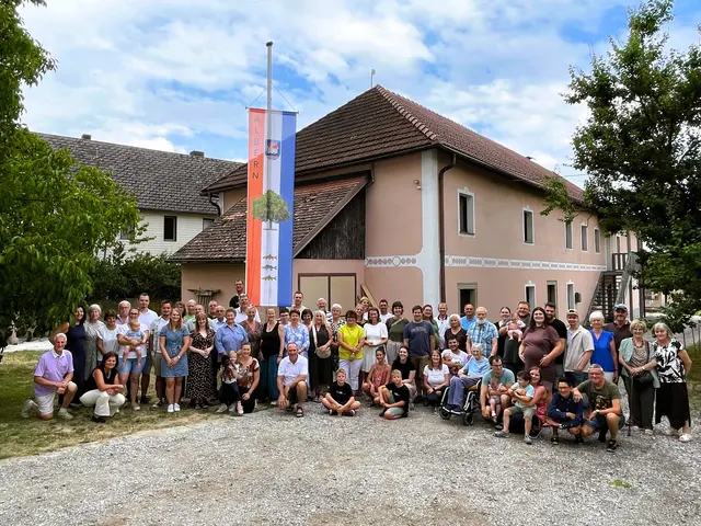 Albern: Eine Dorfgemeinschaft im positivsten Sinn, sogar mit offizieller Fahne. | Foto: Johann Rockenschaub