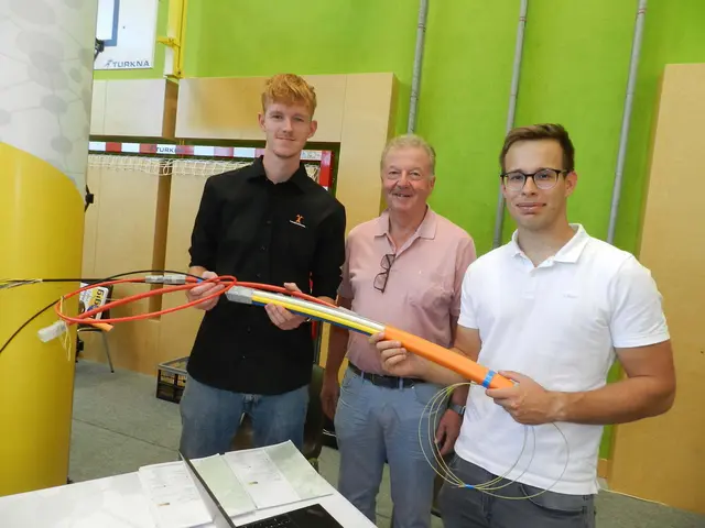 Alexander Kretz, Obmann Anton Schilling und Jonas Reiter haben die Besucherinnen und Besucher über den Vorteil des Glasfaser informiert. | Foto: Heribert Punz