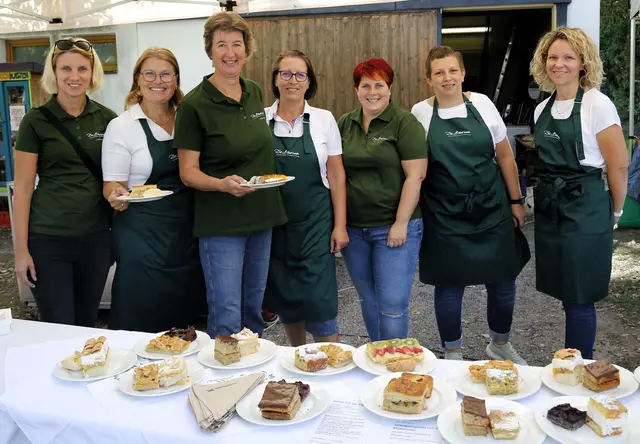 Leckeren Kuchen und Kaffee gab es bei den Bäuerinnen | Foto: Walter Kellner