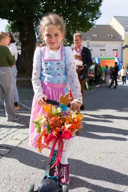 Viele Kinder waren mit besonders geschmückten Scooter und anderen Transportmittel unterwegs.  | Foto: Alfred Hofer