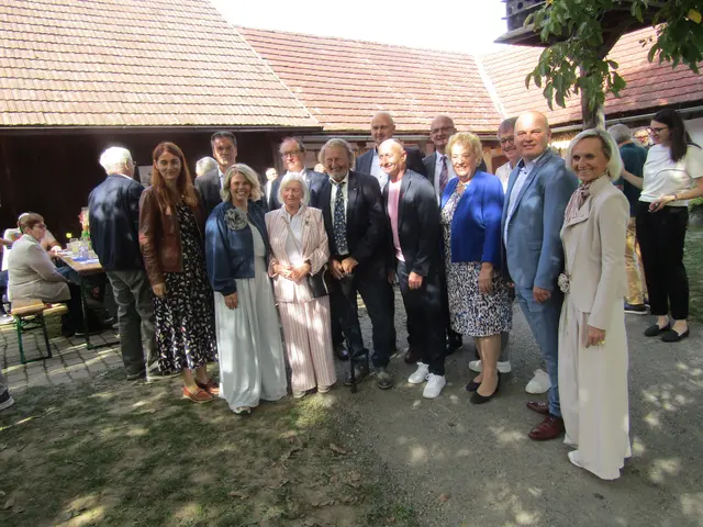 Gerhard und Evelyn Kisser inmitten der Gratulanten.
