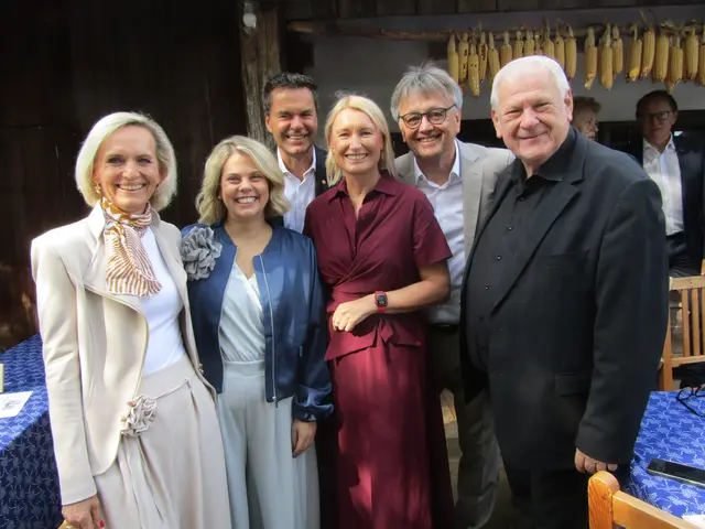 V. l. Monika Rauscher, Claudia Priber, Dietmar Tunkl, Elisabeth Pauer-Gerbavsits, Michael Gerbavsits und Franz Stangl, dahinter Peter Reichstädter.