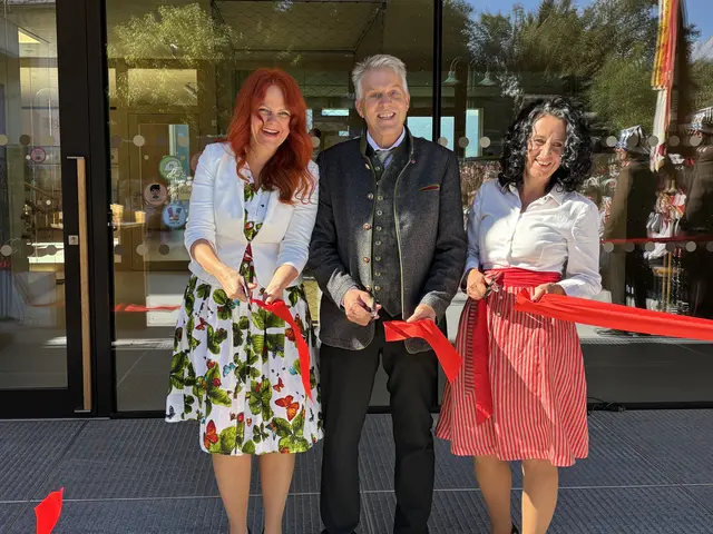 Cornelie Hagele, Christian Köfler und Margreth Falkner hatten die Ehre, das Band zu zerschneiden.
