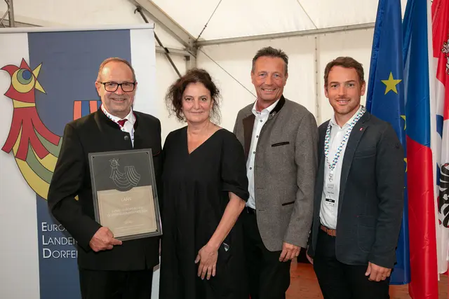 Unterstützt seit Jahren die Tiroler Gemeinden: Diana Ortner, Leiterin der Dorferneuerung des Landes Tirol , mit der Delegation aus Lans. 


 | Foto: FotoHofer