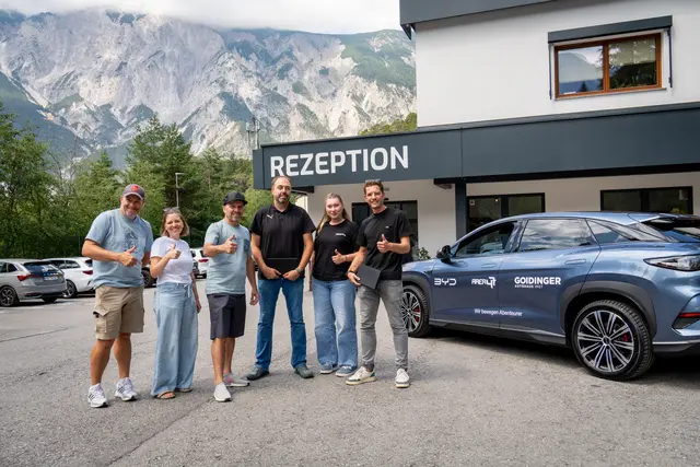 Das Team der AREA 47 mit Geschäftsführer Christian Schnöller (3.v.l.) sowie jenes vom Autohaus Goidinger als lokaler BYD-Ansprechpartner mit Leiter Thomas Braun (r.). | Foto: Watson