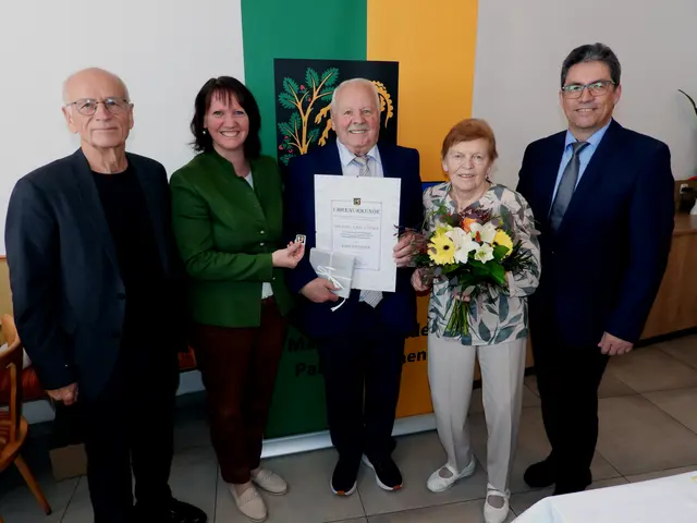 Johann Wahlmüller, Bürgermeisterin Barbara Payreder, Ehrenbürger Karl Leitner, Aloisia Leitner, Vizebürgermeister Manfred Nenning.   | Foto: Zinterhof
