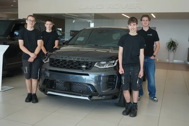 Machen eine Lehr im Autohaus Strauss in St. Michael: Robin Puhm, Julian Gurdet und Luis Klucsarits und Jonas Kurz (von links).  | Foto: Elisabeth Kloiber/MeinBezirk