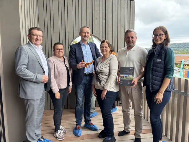Regionale Politik und Tourismusvertreter begrüßen das neue Chaletprojekt von Pichler Wohnbau. | Foto: MeinBezirk/Gerda Sammer-Schmidt