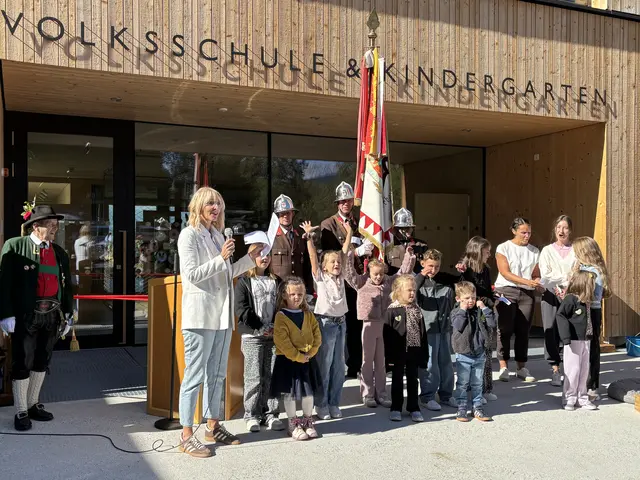 Direktorin Elke Hörmann und ihre Schützlinge konnten bei Kaiserwetter zahlreiche interessierte Besucher begrüßen. | Foto: Perktold