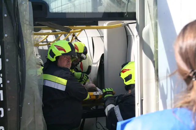 Rettung von Personen aus dem verunfallten Reisebus