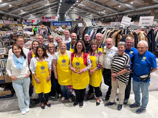 Tatkräftige Unterstützung aus Deutschland: Eine Abordnung des Lions Club Günzburg aus Schwaben half den Amstettner Lionsfreunden am ersten Flohmarkttag. | Foto: Lions Club Amstetten