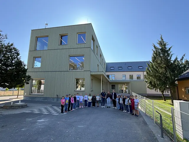 Bürgermeister David Tischler mit den Schulleitern Astrid Lamminer und Dominik Frisch und den Kindern vor dem neuen Schulzentrum Deutsch Goritz. | Foto: MeinBezirk