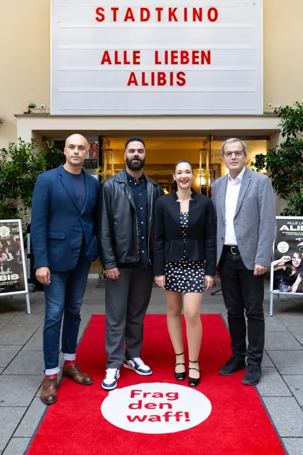 v.l.: waff-Geschäftsführer Marko Miloradović. Ali-Darsteller Onur Poyraz, Mary-Darstellerin Zeynep Alan und waff-Vorstandsvorsitzender Christian Meidlinger. | Foto: Jana Madzigon/waff