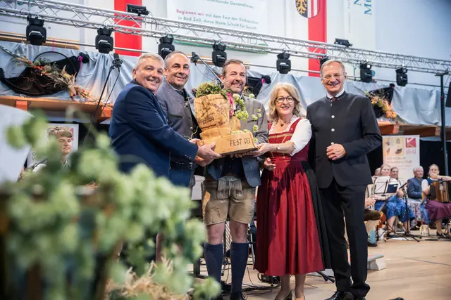 2028 wird Gampern im Bezirk Vöcklabruck Gastgeber des Festes der Volkskultur sein. Symbolische Übergabe des Wanderschuhs (v.l.): Leiter des Organisationsteams Bad Zell Hans Hinterreiter, Bürgermeister Martin Moser (Bad Zell), Bürgermeister Jürgen Lachinger (Gampern), Präsidentin Christine Huber (OÖ Forum Volkskultur) und Landeshauptmann Thomas Stelzer. | Foto: Land OÖ/Max Mayrhofer