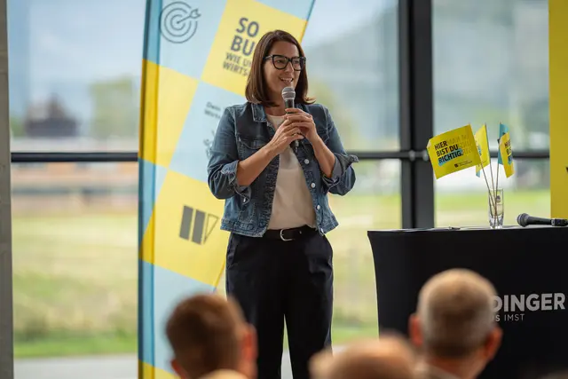 Landesobfrau Barbara Thaler machte deutlich, wofür der Wirtschaftsbund steht: klare Interessenvertretung, Nähe zu den Betrieben und eine starke Stimme für Tirols Wirtschaft. | Foto: Fettinger