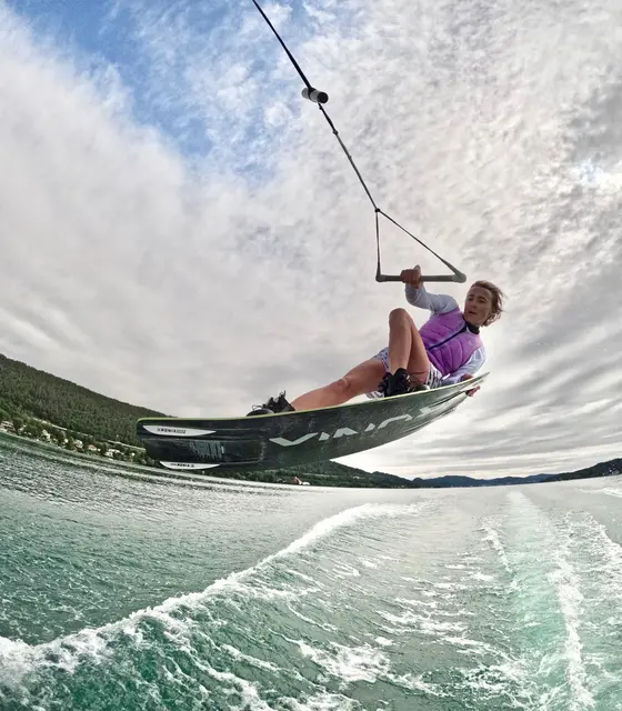 Erwischt Mara Salmina aus Pörtschach die perfekte Welle, geht es für die Wakeboarderin hoch hinauf in die Luft. | Foto: wakeation