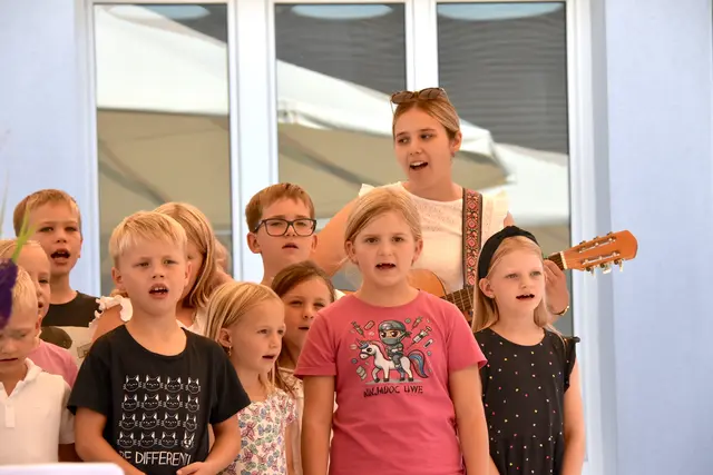 Kinder des Kindergarten Mortantsch umrahmten die Segnung. | Foto: Helmut Riedl/MeinBezirk