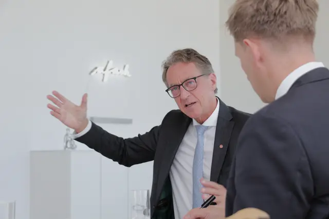 Energie AG-Vorstandschef Leonhard Schitter im Interview mit MeinBezirk-Chefredakteur Thomas Winkler: "Während wir vor zwei Jahren noch einen Stromerzeugungsrekord verzeichnet haben, ist heuer bei der Wasserkraft das schlechteste Jahr in der Geschichte der Energie AG. Wir haben fast 40 Prozent weniger Stromerzeugung als im Durchschnitt der vergangenen zehn Jahre. " | Foto: MeinBezirk/Ingo Till