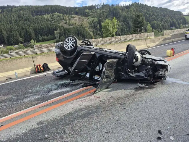 Nach der Kollision mit einem Lastwagen überschlug sich der Pkw und blieb auf dem Dach liegen. Eine Person wurde bei dem Unfall verletzt.  | Foto: FF Mürzzuschlag