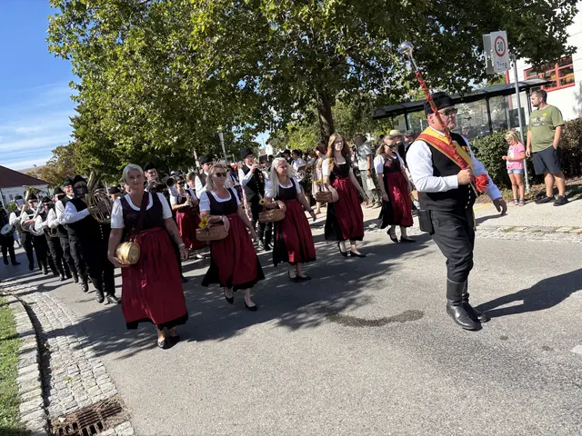 Angeführt vom Musikverein St. Margarethen ging es für den Festzug Richtung Freizeitgelände  | Foto: MeinBezirk