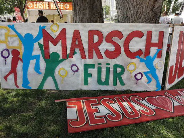An Transparenten herrschte am "Marsch für Jesus" in Wien 2026 wahrlich kein Mangel. | Foto: Mathias Kautzky/MeinBezirk