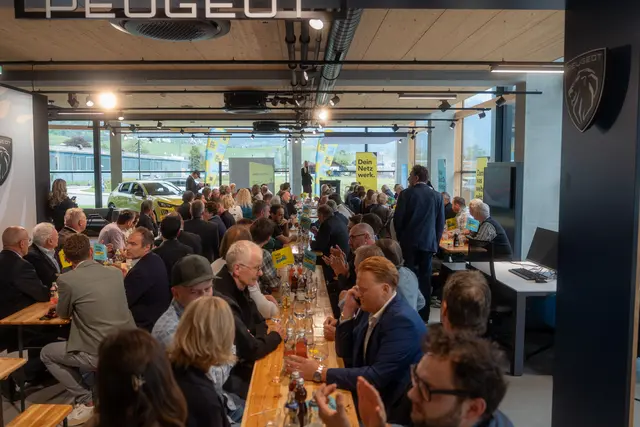 Über 130 Unternehmerinnen und Unternehmer folgten der Einladung zum traditionellen Weißwurstessen der Wirtschaftsbund-Bezirksgruppen Imst und Landeck im Autohaus Goidinger in Imst. | Foto: Fettinger