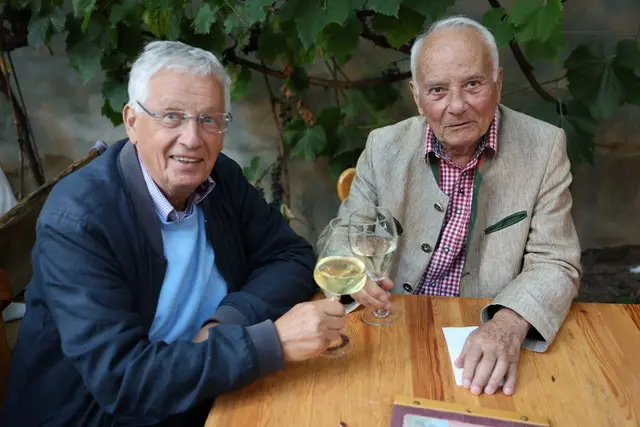 BGV-Obmann Willi Eigner (l.) bedankte sich bei Gründer Helmut Zuschmann für seine Energie und Kreativität. | Foto: BGV