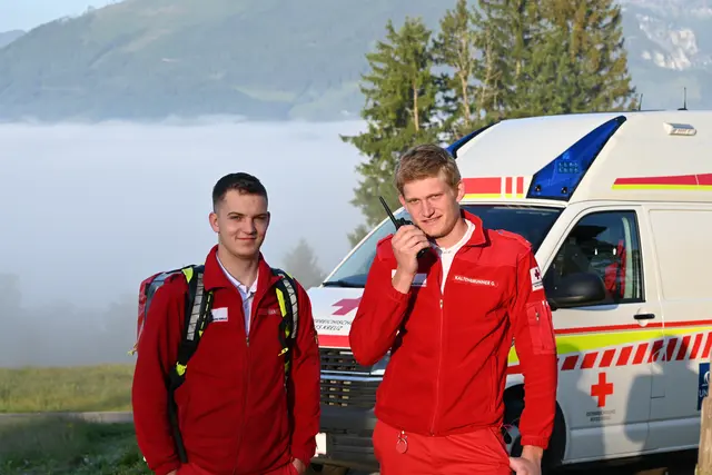Die beiden Gaflenzer Elias Moser und Gabriel Kaltenbrunner verbindet eine langjährige Freundschaft und nun auch die Begeisterung für den Zivildienst beim Roten Kreuz. | Foto: OÖRK/Kößl