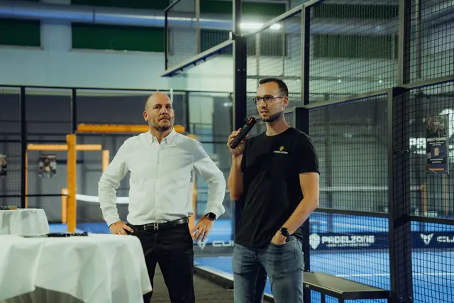 v.l.: Holger Wernicke, Geschäftsführer des Vienna Sporthotel und Padelzone-Managing-Director, Daniel Wimmer, bei der Eröffnung des neuen Padelzone-Standorts.  | Foto: Florian Doppler