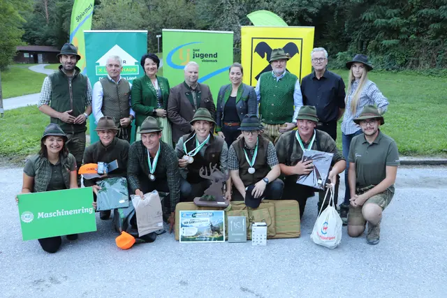 Ehrengäste gratulierten den Gesamtsiegern: (v.l. vorne): Landesleiterin Stefanie Reiter, Valentin Ritzinger (Platz 5), Florian Strasser (Platz 3) , Thomas Hafellner (Platz 1), Sebastian Pichler (Platz2), Ronald Stock ( Platz 3 ) und Landesobmann Florian Grabenwarter ).