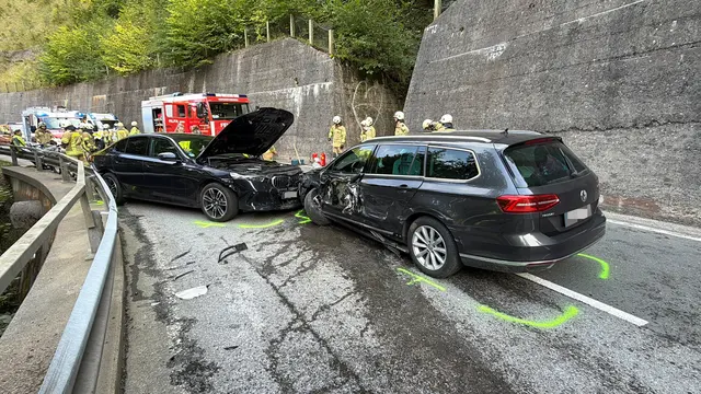 Unfall in Thiersee: Ein 32-jähriger Pkw-Lenker prallte zunächst gegen eine Leitplanke und anschließend gegen einen Felsen, ehe es zum Frontalzusammenstoß mit einem entgegenkommenden Fahrzeug kam. | Foto: ZOOM.Tirol