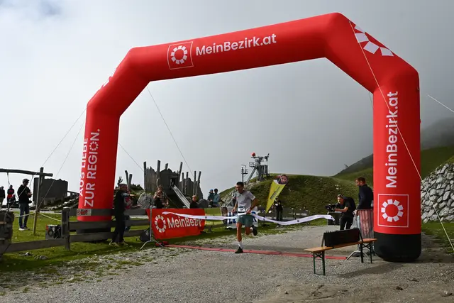 Der Sieger des Vertical Run läuft durch den MeinBezirk-Zieltorbogen. | Foto: Königer