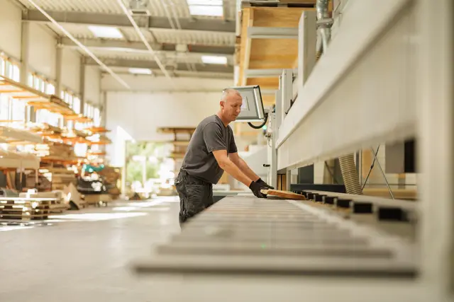 Die Tischlerei Wegerer zeigt, wie vielseitig eine Lehre im Handwerk heute ist: digitaler als früher und geprägt von unterschiedlichen Materialien im Arbeitsalltag. | Foto: Wegerer