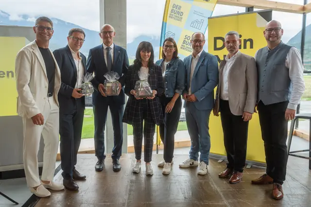 v.l.n.r.: Bezirksobmann Michael Gitterle, Michael Goidinger, Landeshauptmann Anton Mattle, Präsidentin Martha Schultz, Landesobfrau Barbara Thaler, Wirtschaftslandesrat Mario Gerber, Bezirksobmann Bernhard Schöpf und Direktor Patrick Taxacher. | Foto: Fettinger