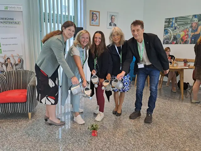 Ehrung der Wegbelgeiterinnen und Wegbegleiter – die langjährigen Unterstützer: Verena Silberbauer - AMS Krems, ehemalige Projektleitung Barbara Libal, Sonja Friedl - AMS Tulln, Maria Aigner – Gleichstellungsbeauftragte AMS NÖ und Hans Schultheis – Geschäftstellenleiter AMS Tulln. | Foto: Verein Hebebühne