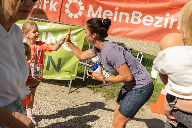 Gib mir Fünf! Beim Lauf herrschte beste Stimmung. | Foto: WEgrow Marketing GmbH