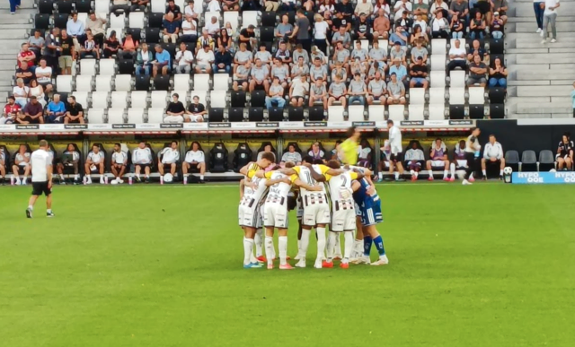 Nico sieht sich in seiner Freizeit gerne Fußballspiele an. 